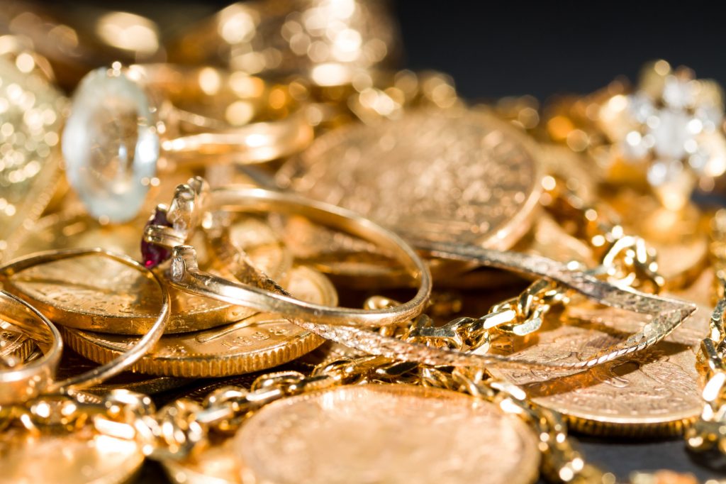 The Gold Dilemma: Why Buying Solid Gold Jewelry Makes a Difference