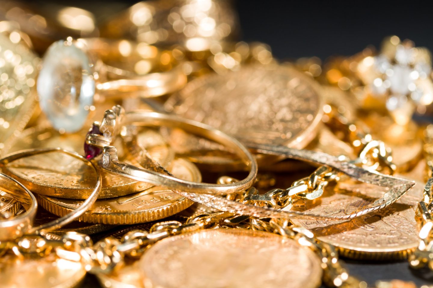 The Gold Dilemma: Why Buying Solid Gold Jewelry Makes a Difference